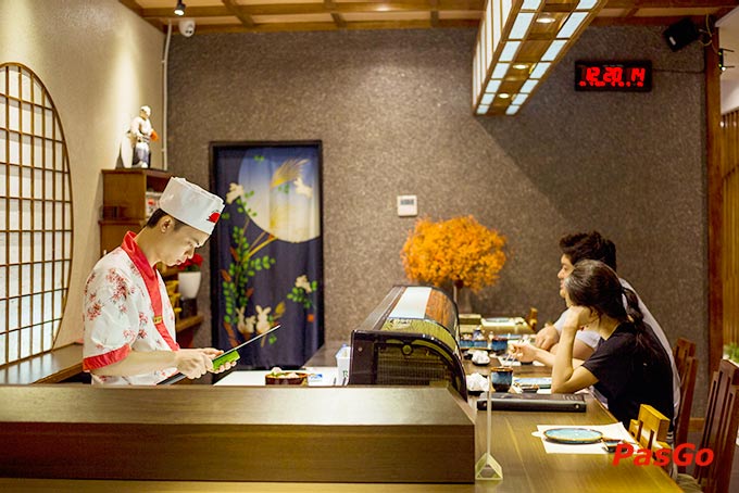 Ngồi tại quầy sushi để tận mắt chứng kiến sự tài ba của đầu bếp nhà hàng