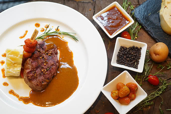 Những lát thịt bò thơm, mềm đậm đà - nhà hàng moo beef steak nguyễn khánh toàn 