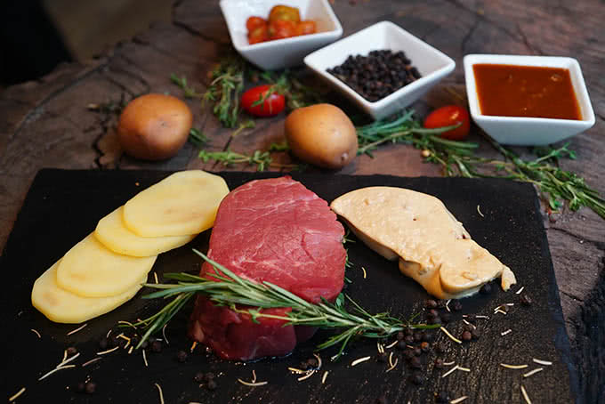 Thịt bồ sống tươi ngon -nhà hàng moo beef steak nguyễn khánh toàn 