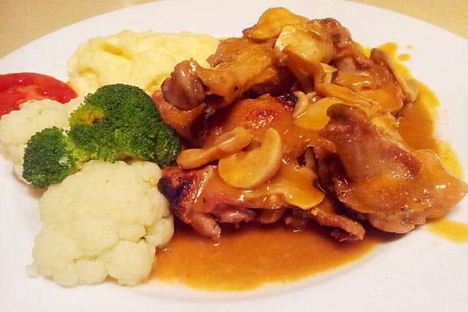 Nhà hàng Paris Deli Trần Huy Liệu khách sạn hà nội 13